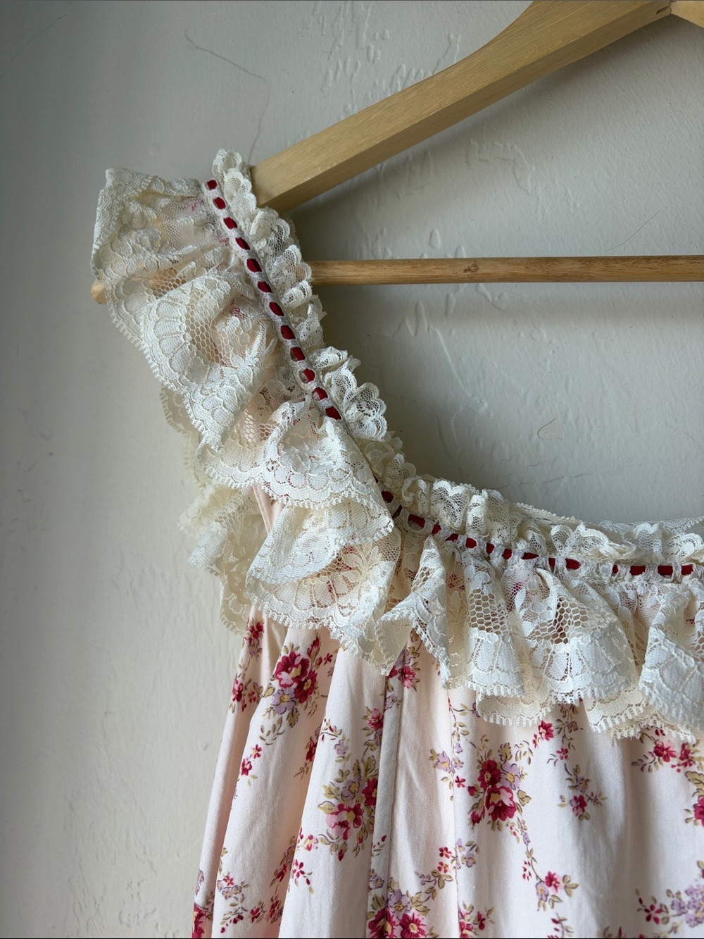 Cream Maxi Dress with Red Floral Print and Lace Trim - Picture 4 of 5